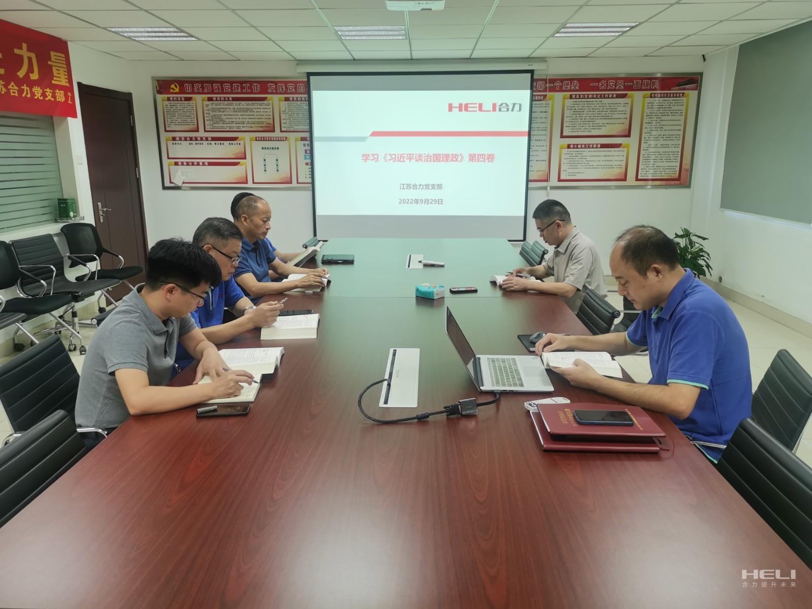 江苏J9旗舰厅党支部进建现场.jpg